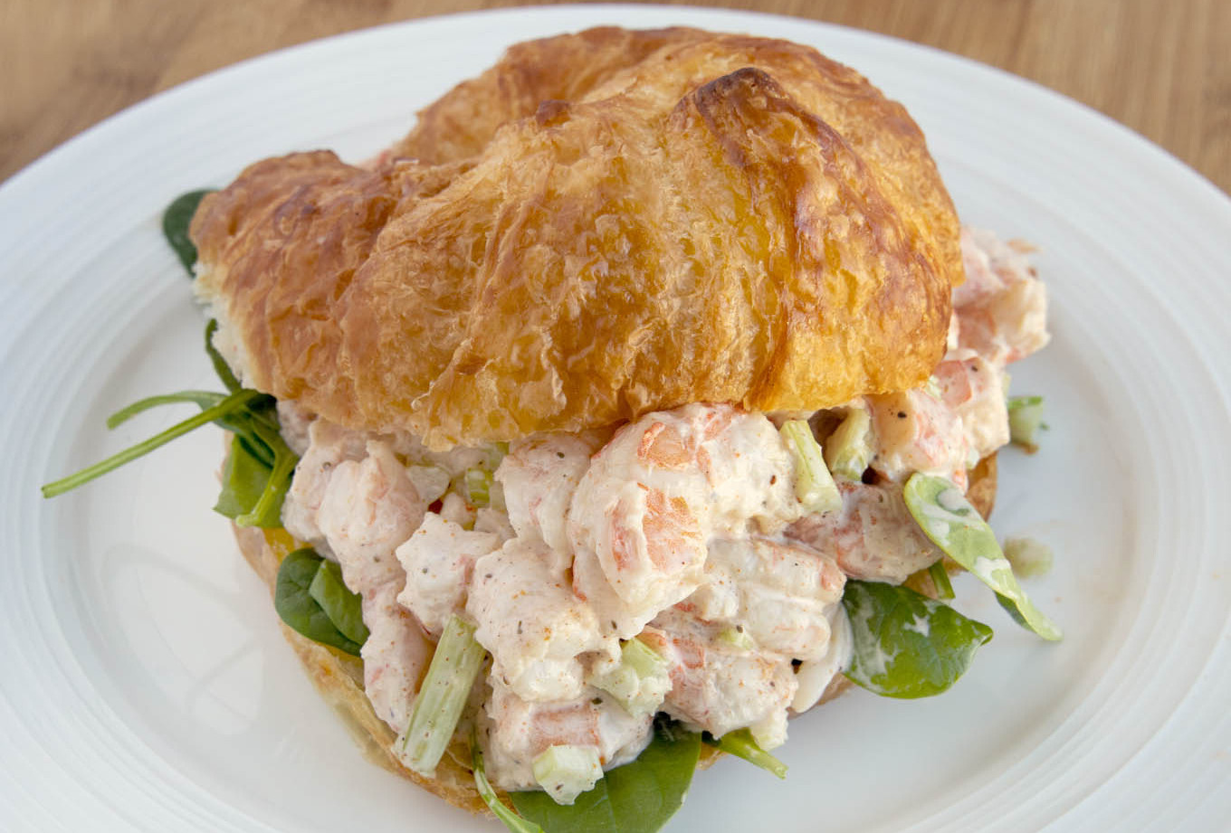 recette-de-salade-de-crevettes-avec-croissant