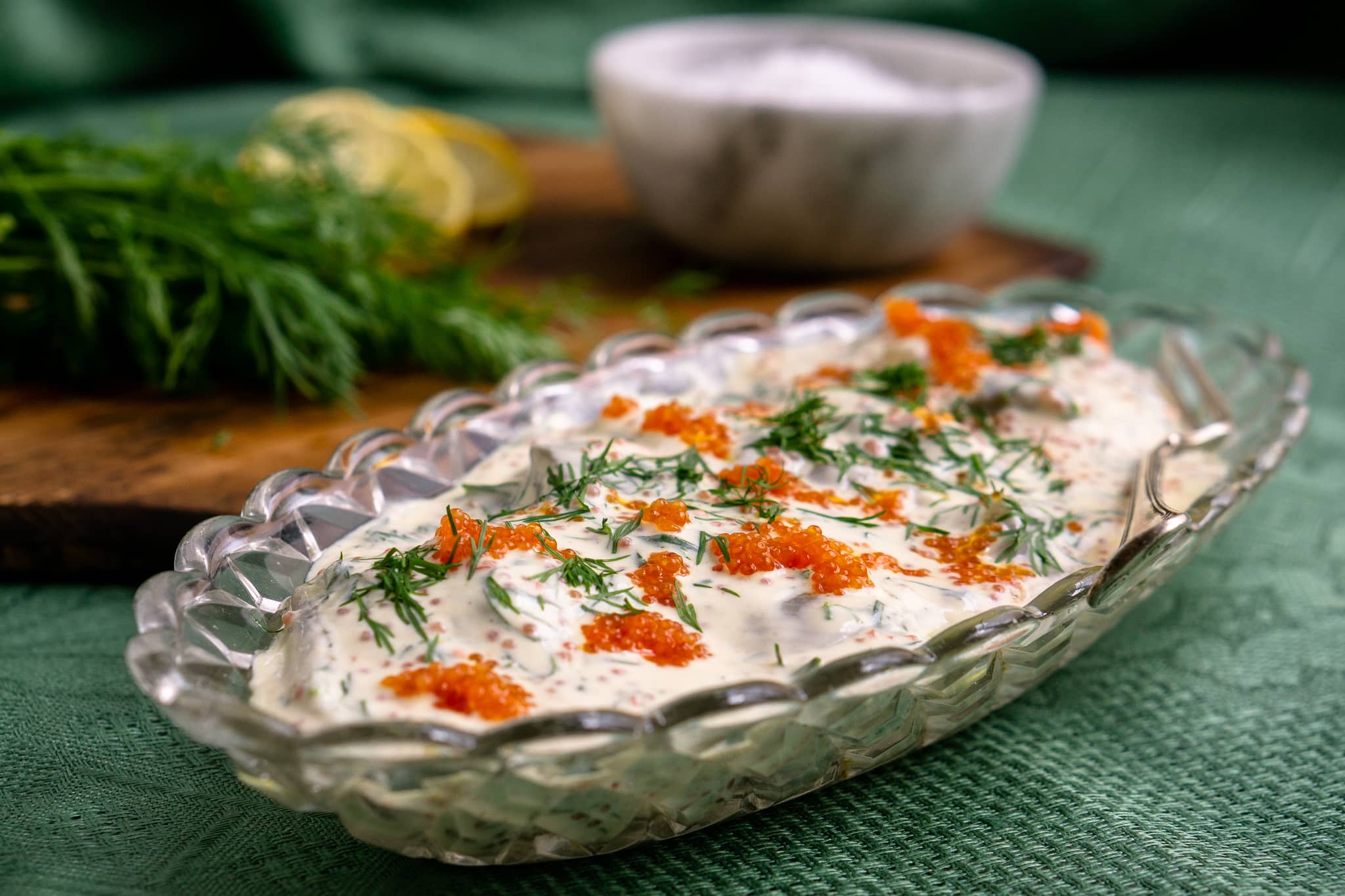 recette-doeufs-de-coregone-blanc-melanges-avec-creme-aigre-et-oignon-rouge